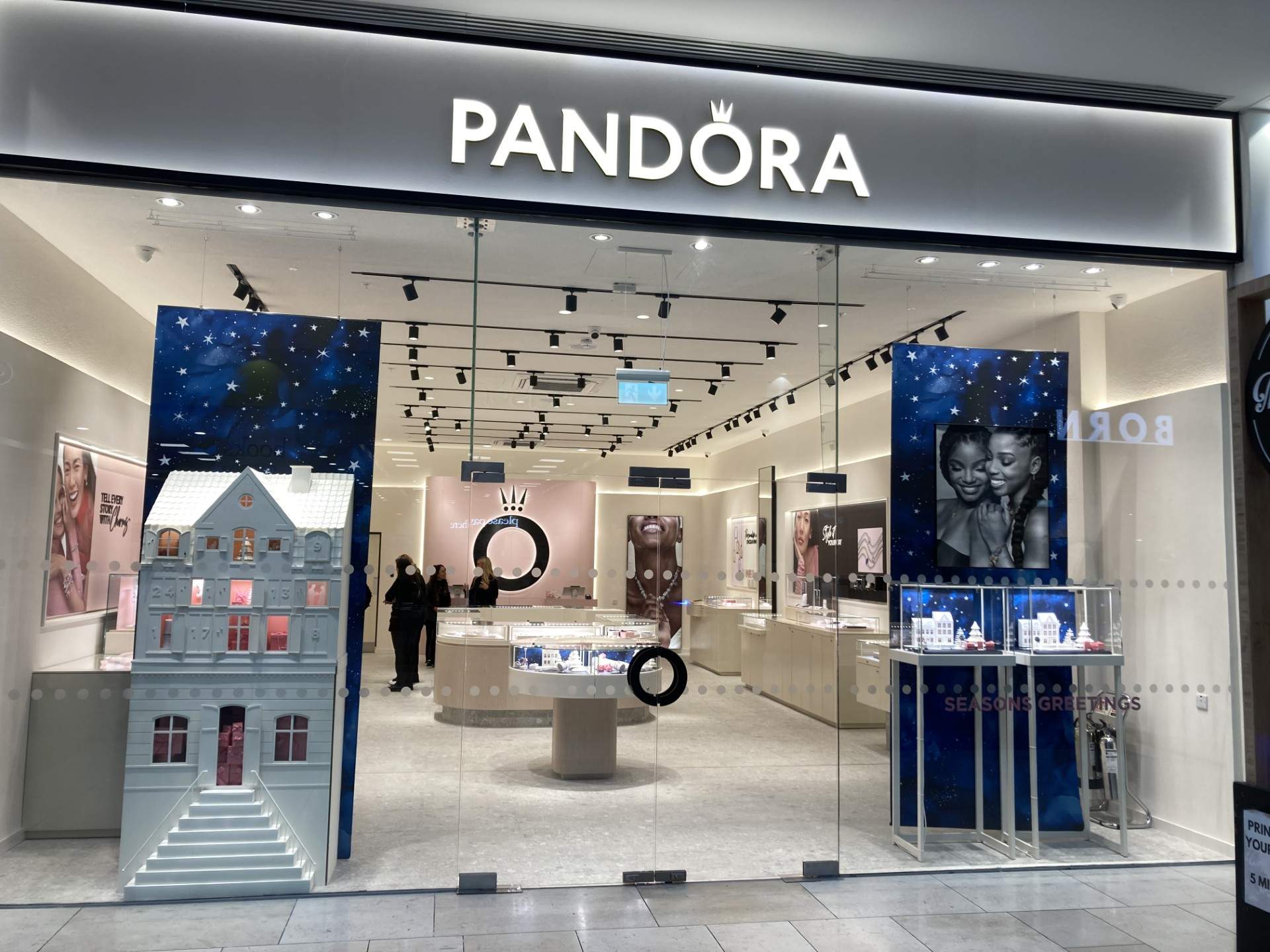 Aquest anell de plata de Pandora enamora: elegant, amb cor negre i ara per només 30 euros