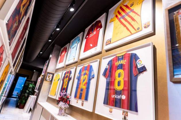 Colección de camisetas del Barça del restaurante Disfrutamos de Barcelona foto cedida