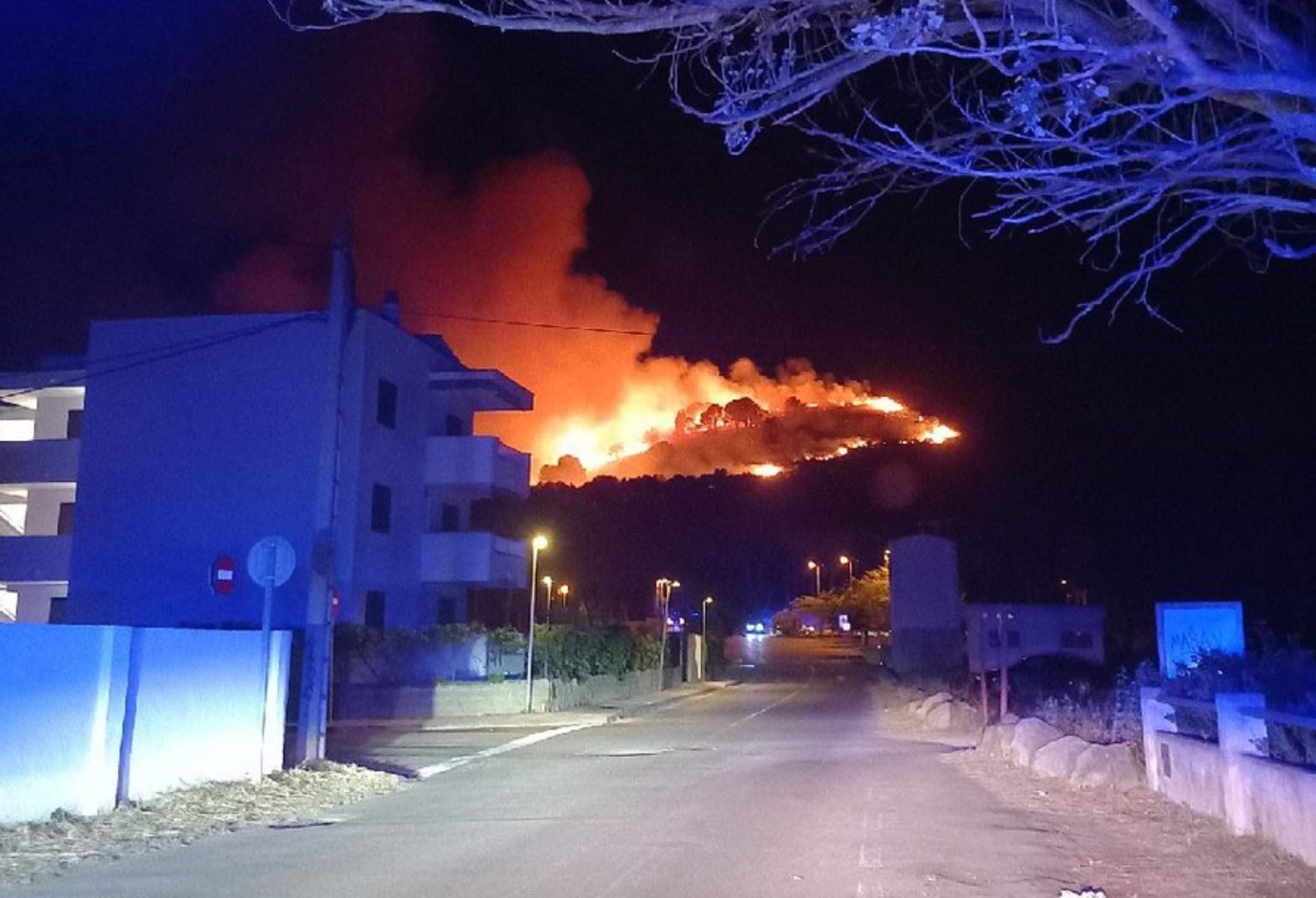 Incendio de madrugada en la Costa Brava: las llamas obligan a confinar un camping y un hotel en cala Montgó