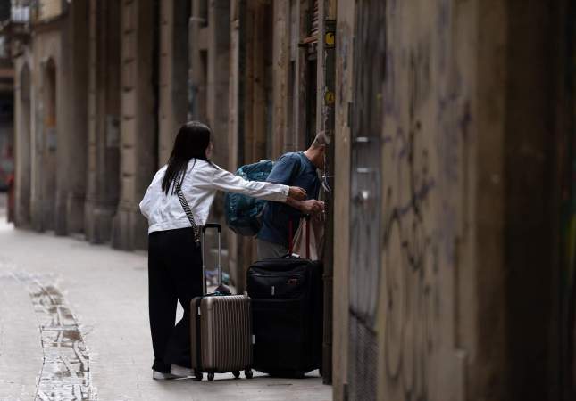 Dos turistes accedint a un habitatge de lloguer temporal, a Barcelona. Europa Press