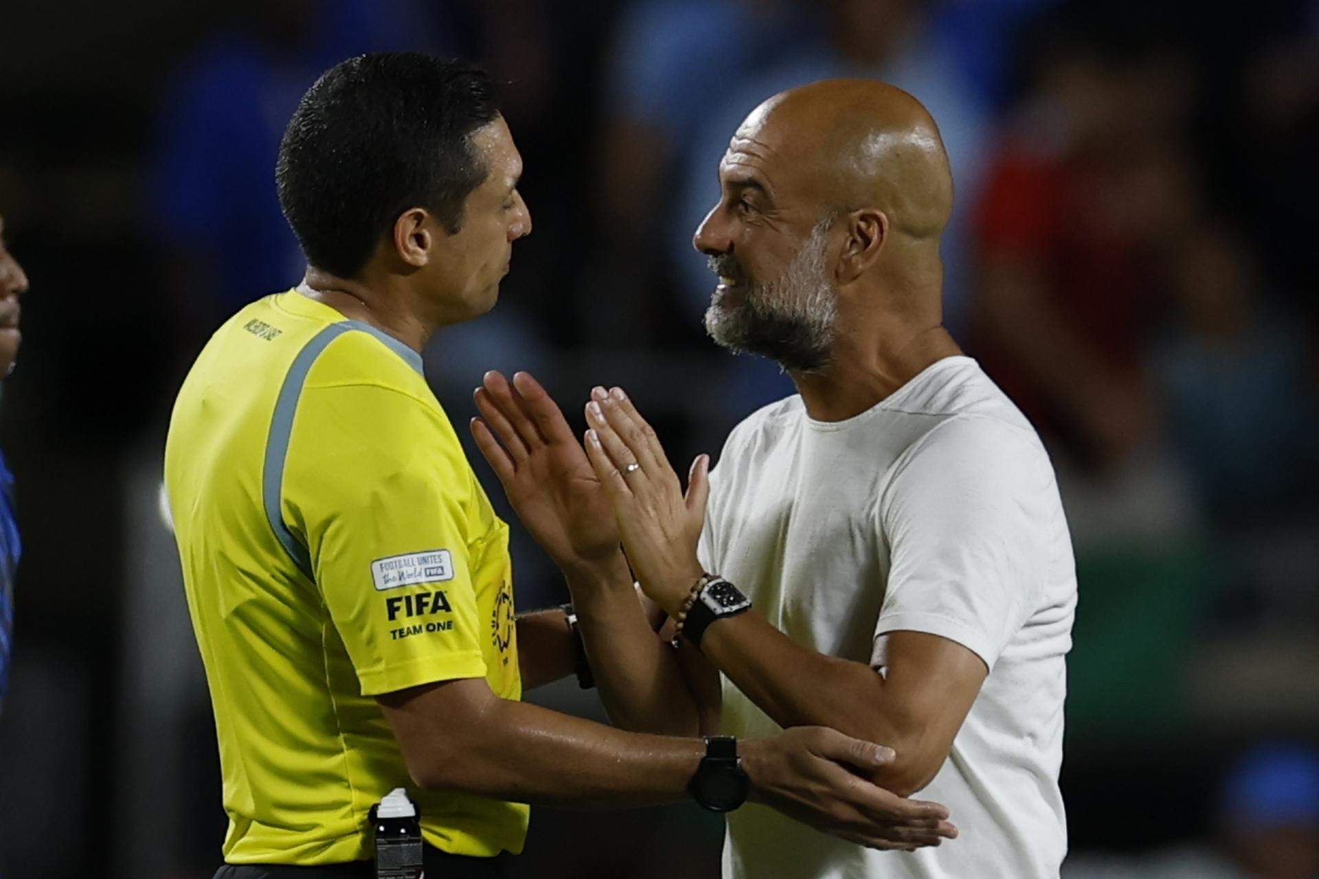 Pep Guardiola perd els papers durant el Manchester City - Al Hilal: "Estàs de broma?"