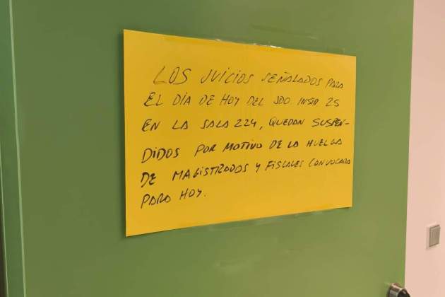 Barcelona. Cartell de la vaga de jutges.  Instrucció 25 de Barcelona. Suspensió de judicis