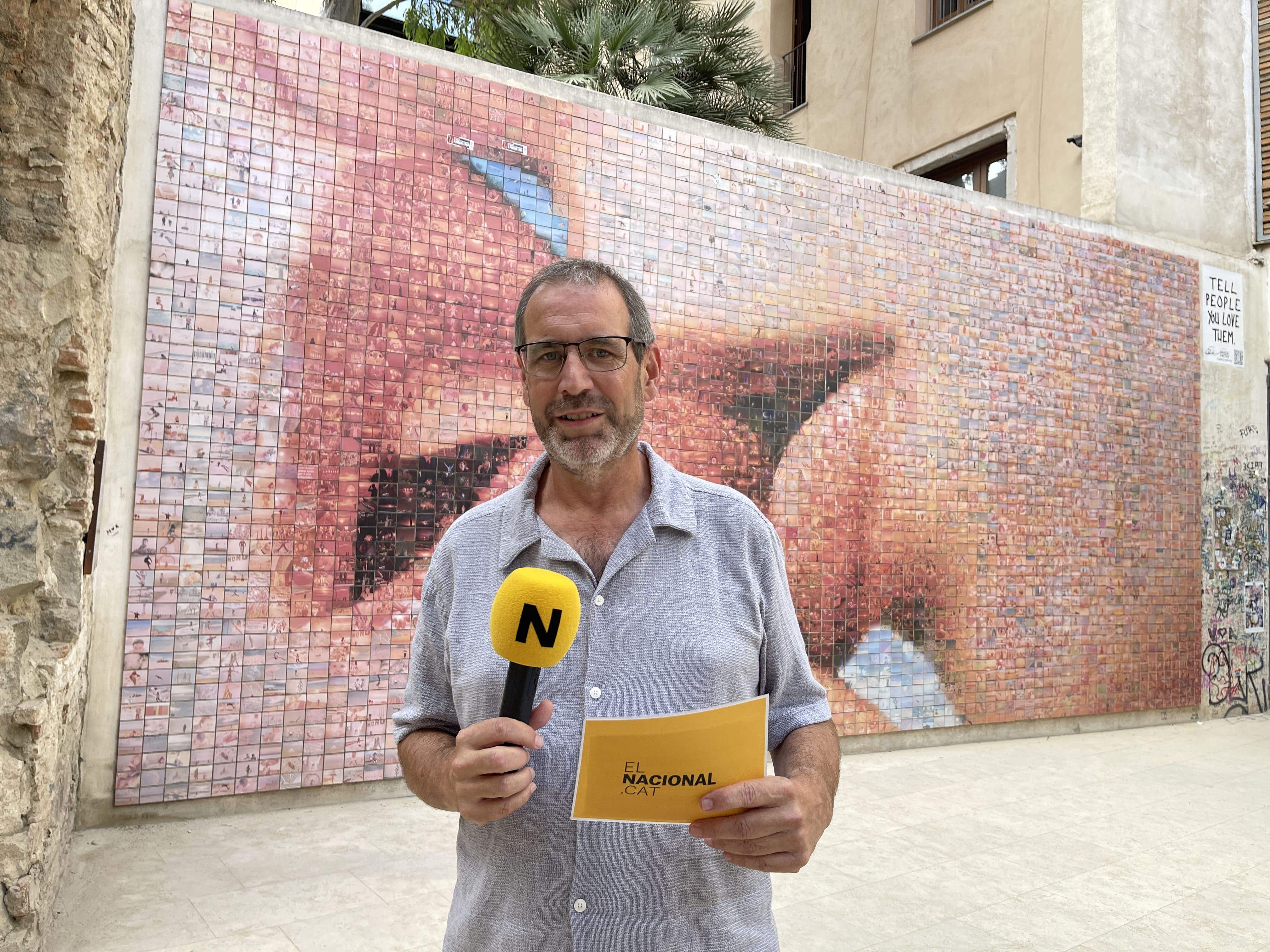 Trobar una foto entre 4.000? Aquest detall del mural 'El petó’ et sorprendrà!