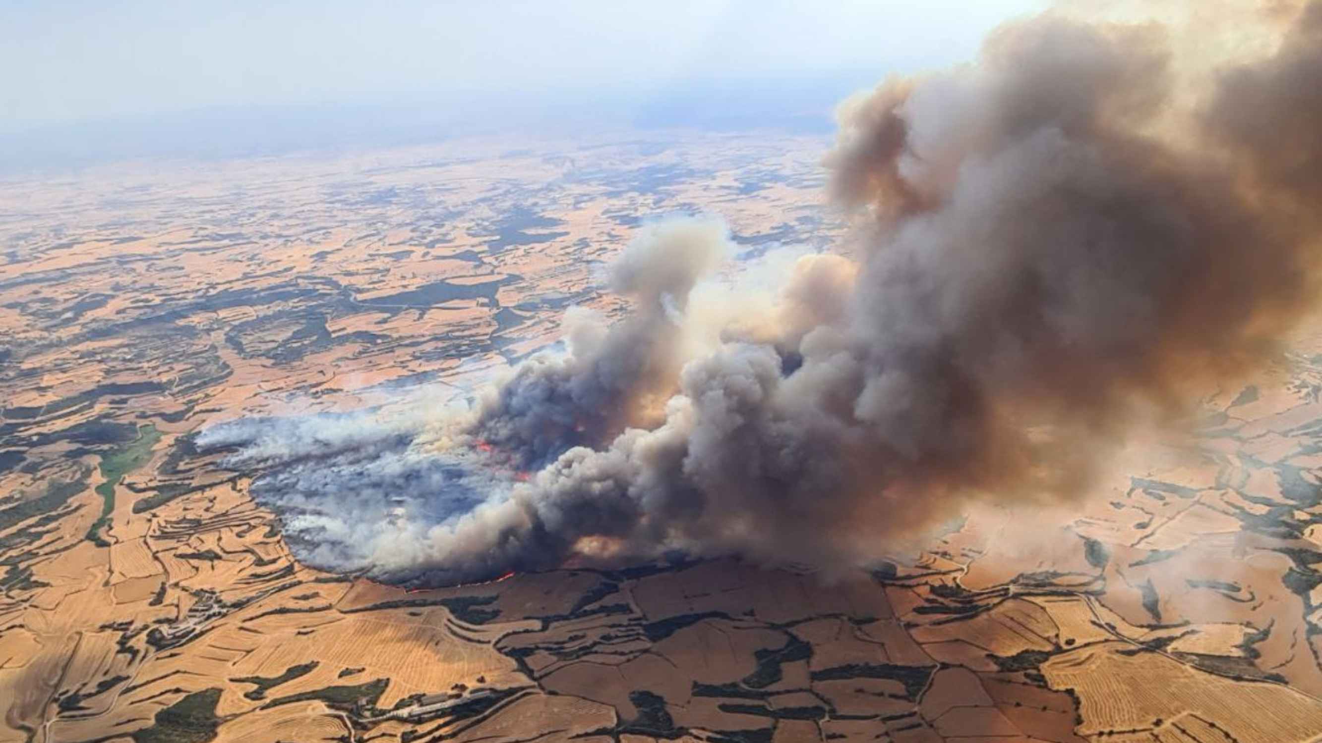 Los Bombers encuentran a dos personas muertas quemadas en la zona de Coscó por el incendio de Torrefeta