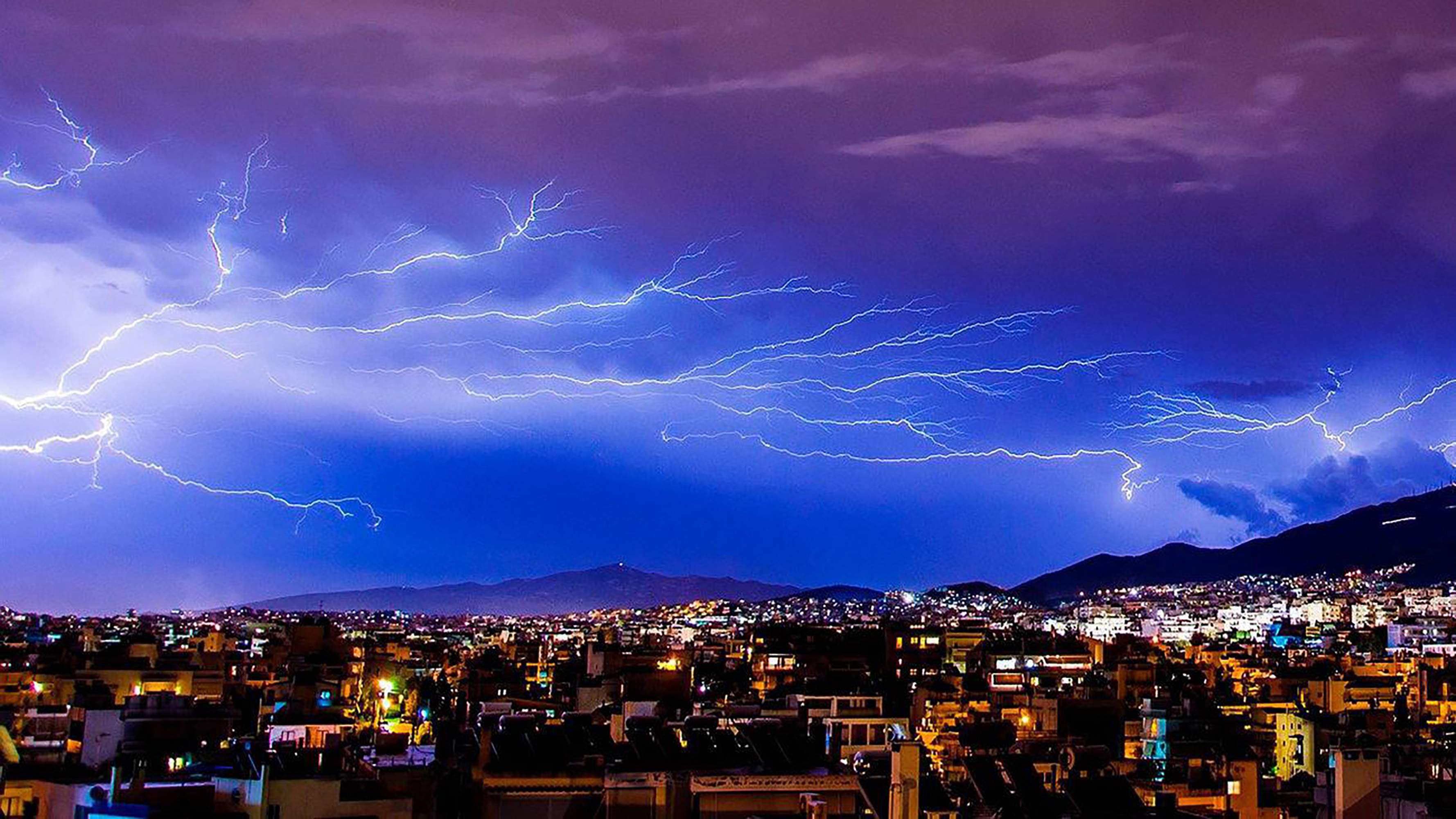 Cóctel del tiempo peligroso en Catalunya: calor asfixiante y tormentas violentas