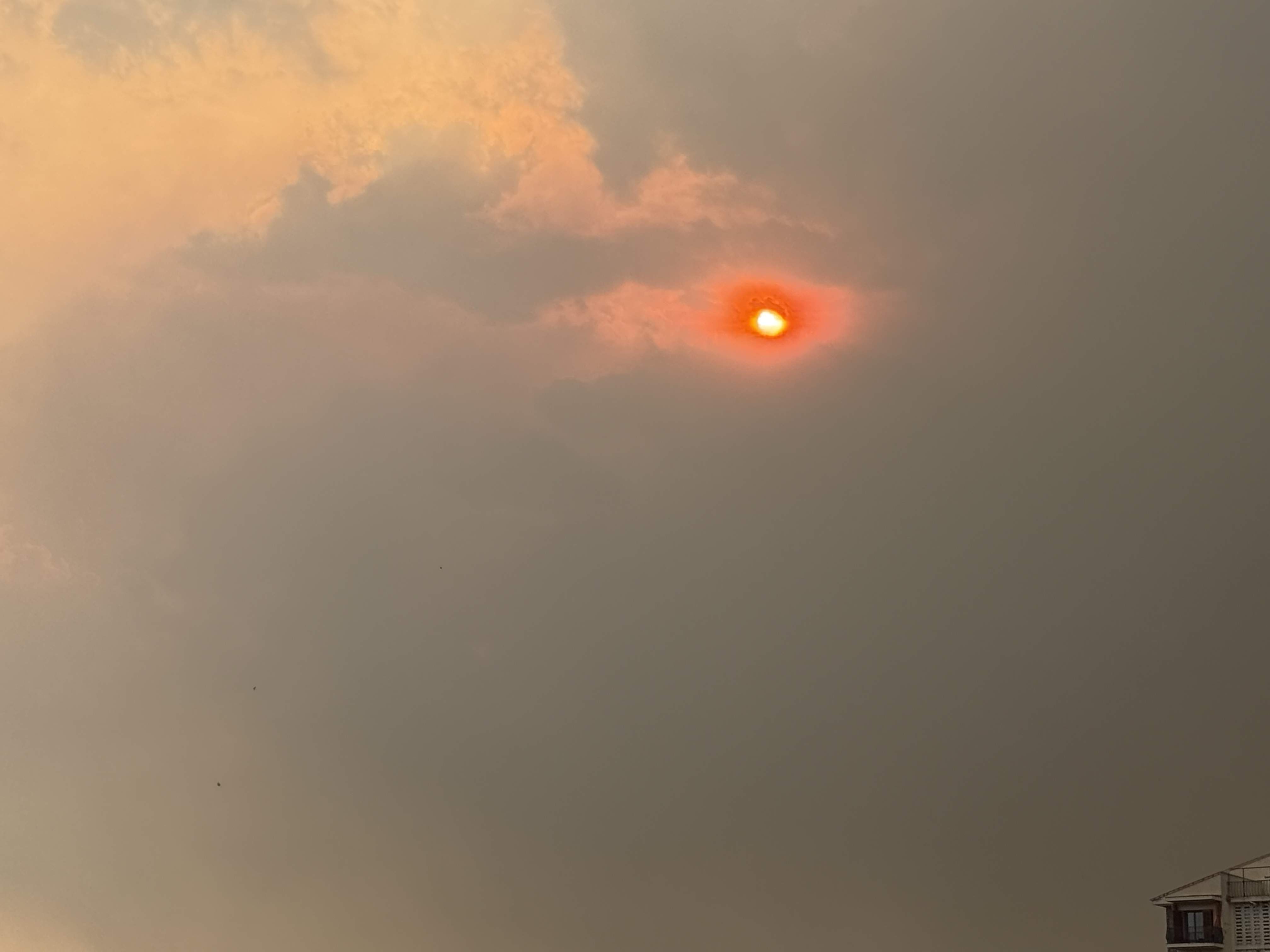 Una nube de humo nunca vista en Catalunya engulle las Terres de Ponent por culpa del incendio de Torrefeta