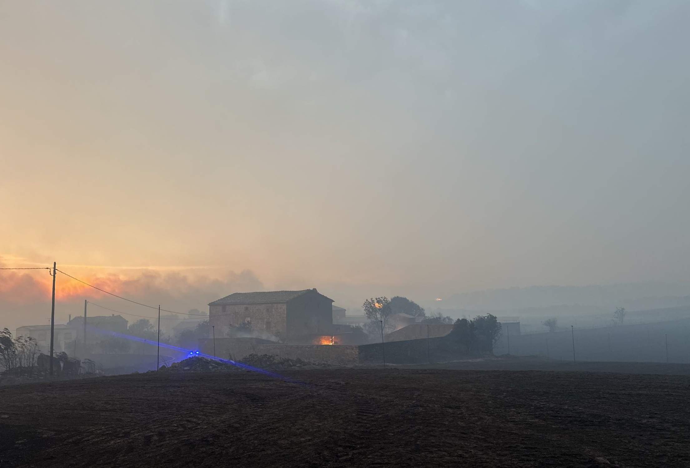 Els incendis de Torrefeta i Sanaüja han cremat 5.000 hectàrees a la Segarra amb nou pobles confinats pel fum