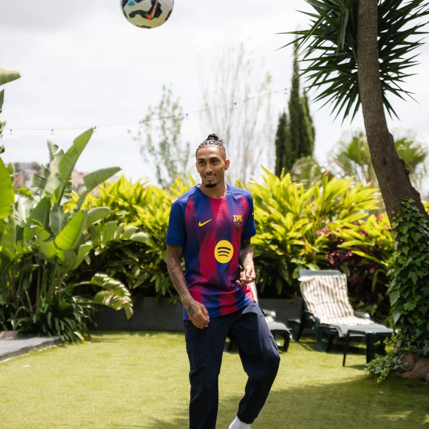 Raphinha és darrere del rebuig de Nico Williams del Barça