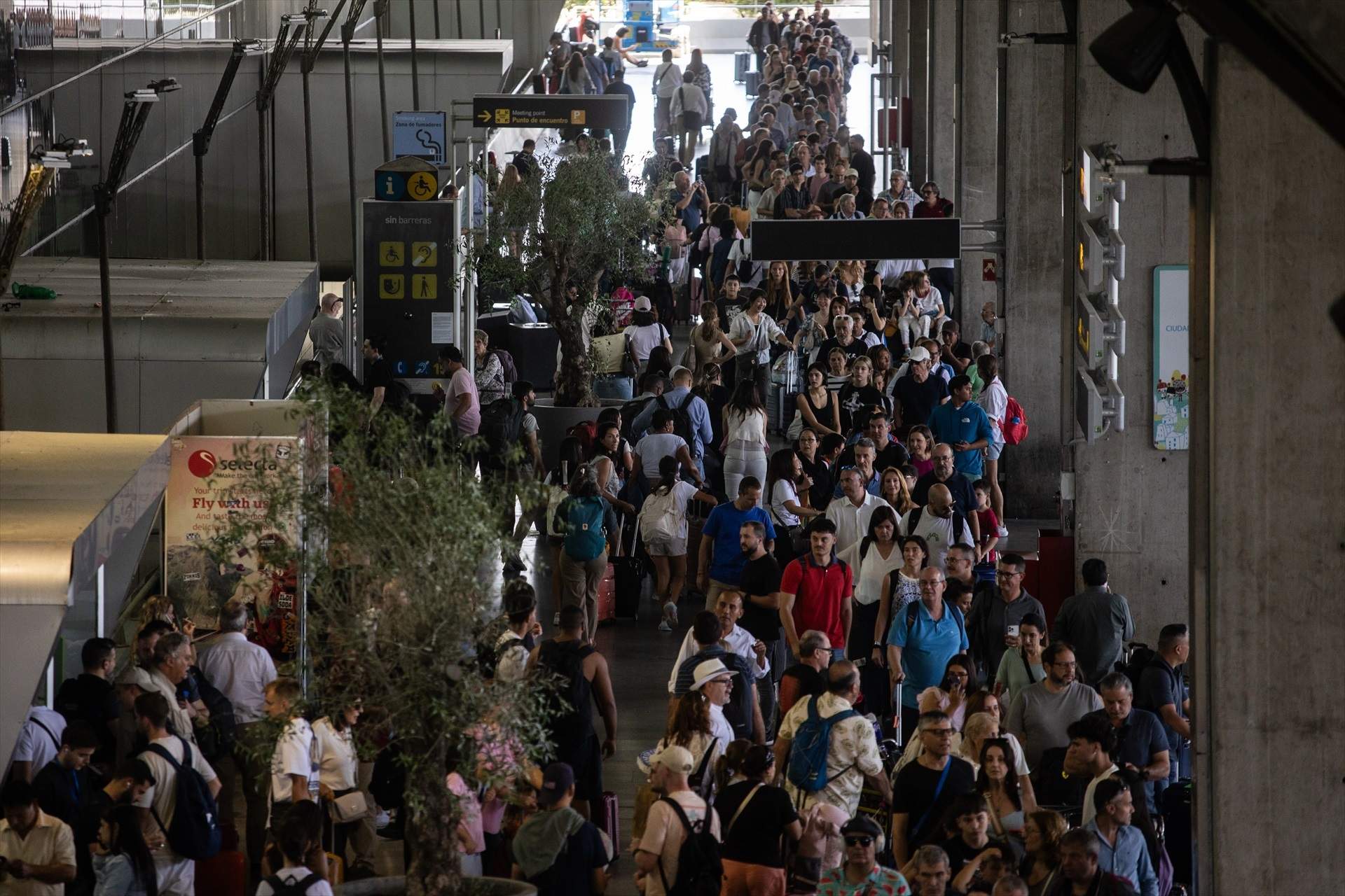Caos a l'aeroport de Madrid: llargues cues i pèrdua de vols pel col·lapse al control de passaports
