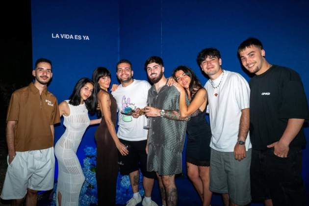 Aitana con amigos suyos y de Plex Instagram