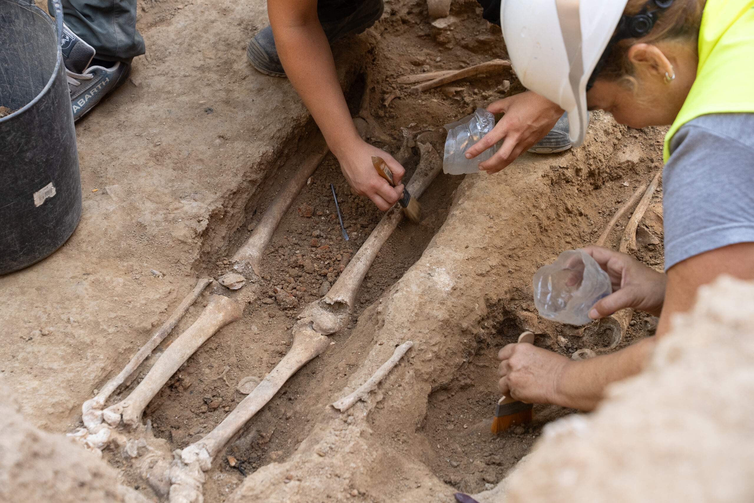 Apareixen fins a vint-i-cinc esquelets humans en unes obres de reurbanització al Raval