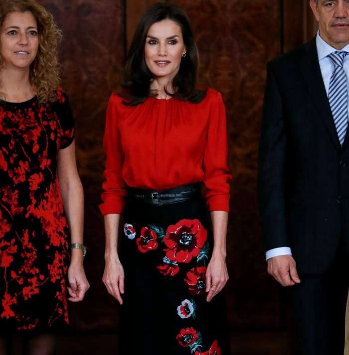 Letícia amb la faldilla de flors i la brusa vermella, GTRES