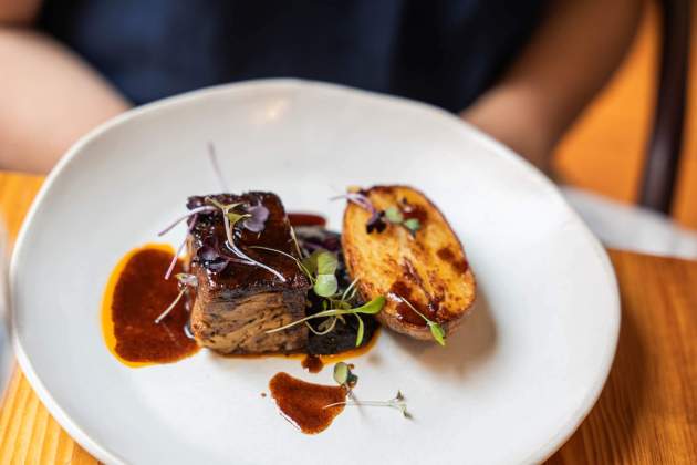 La terrina de xai amb romesco negre i patates al caliu de l’Allium / Foto: Jordi Domènech La terrina de xai amb romesco negre i patates al caliu de l’Allium / Foto: Jordi Domènech