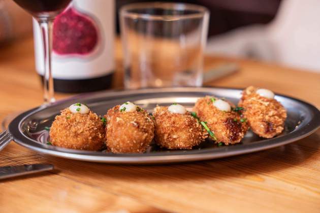 Les croquetes d’aletes de pollastre amb el seu suc, allioli escalivat i llimona de l’Allium / Foto: Jordi Domènech Les croquetes d’aletes de pollastre amb el seu suc, allioli escalivat i llimona de l’Allium / Foto: Jordi Domènech