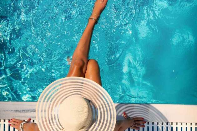 Imatge d'una dona en una piscina Imatge d'una dona en una piscina