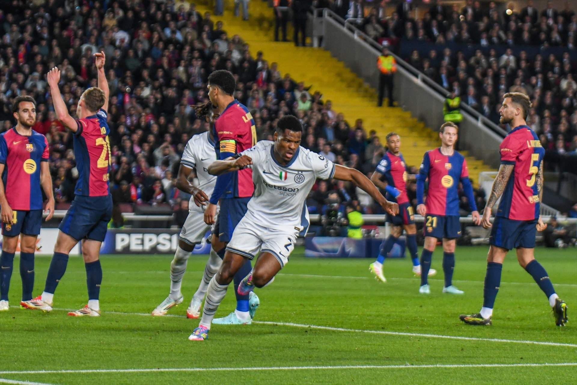 Dumfries, la pesadilla culé que interesa al Barça
