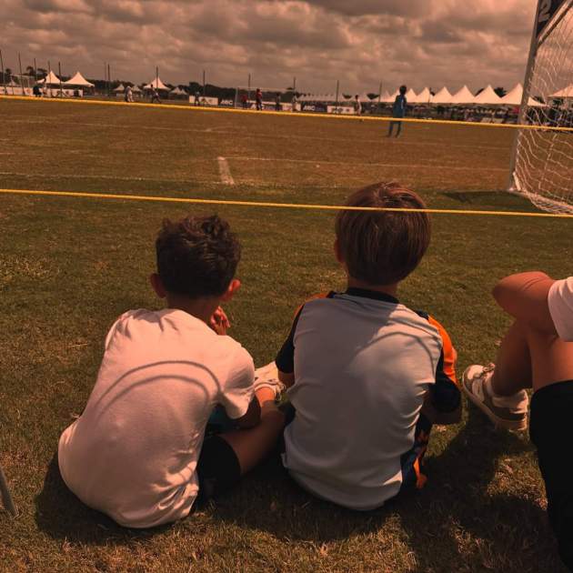 Els fills de Sara Carbonero en un camp de futbol / Instagram