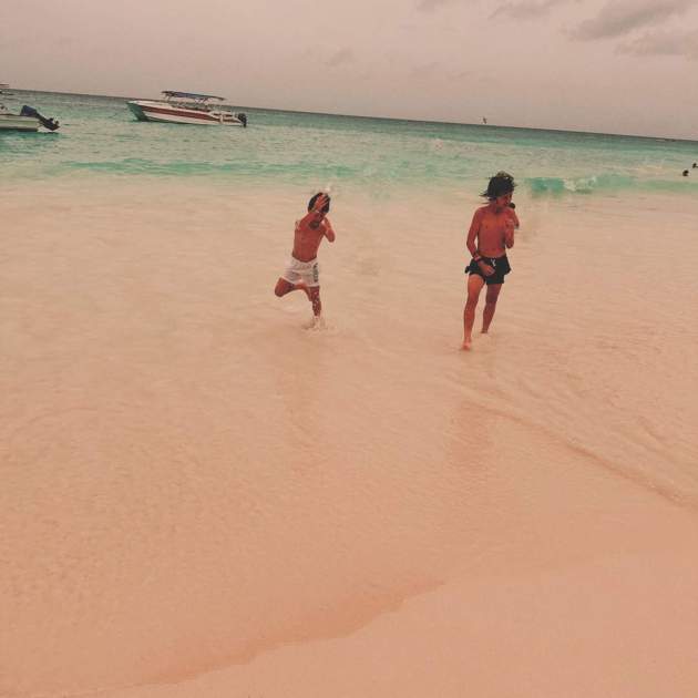 Sara Carbonero a la platja amb els fills / Instagram