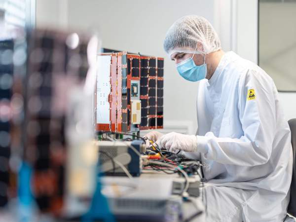 Sateliot ha encaregat la construcció de cinc nous satèl·lits. Sateliot ha encaregat la construcció de cinc nous satèl·lits.