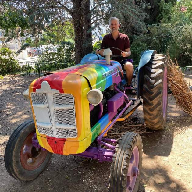 Toni Cruanyes en un tractor / Instagram