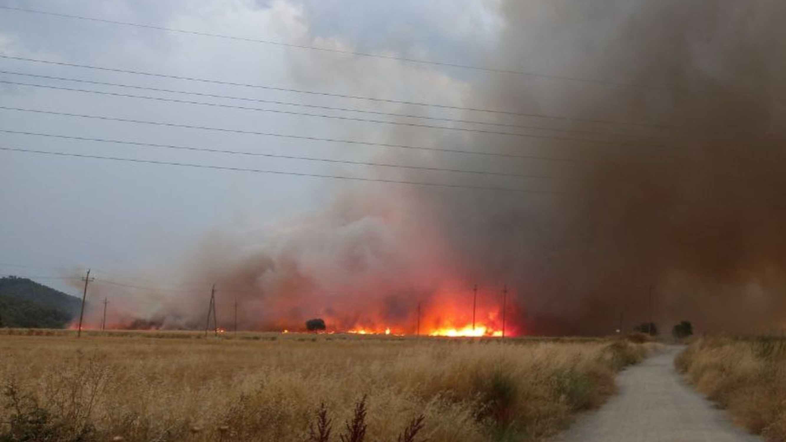 Controlat l'incendi que ha obligat a confinar un club esportiu i una urbanització a Terrassa