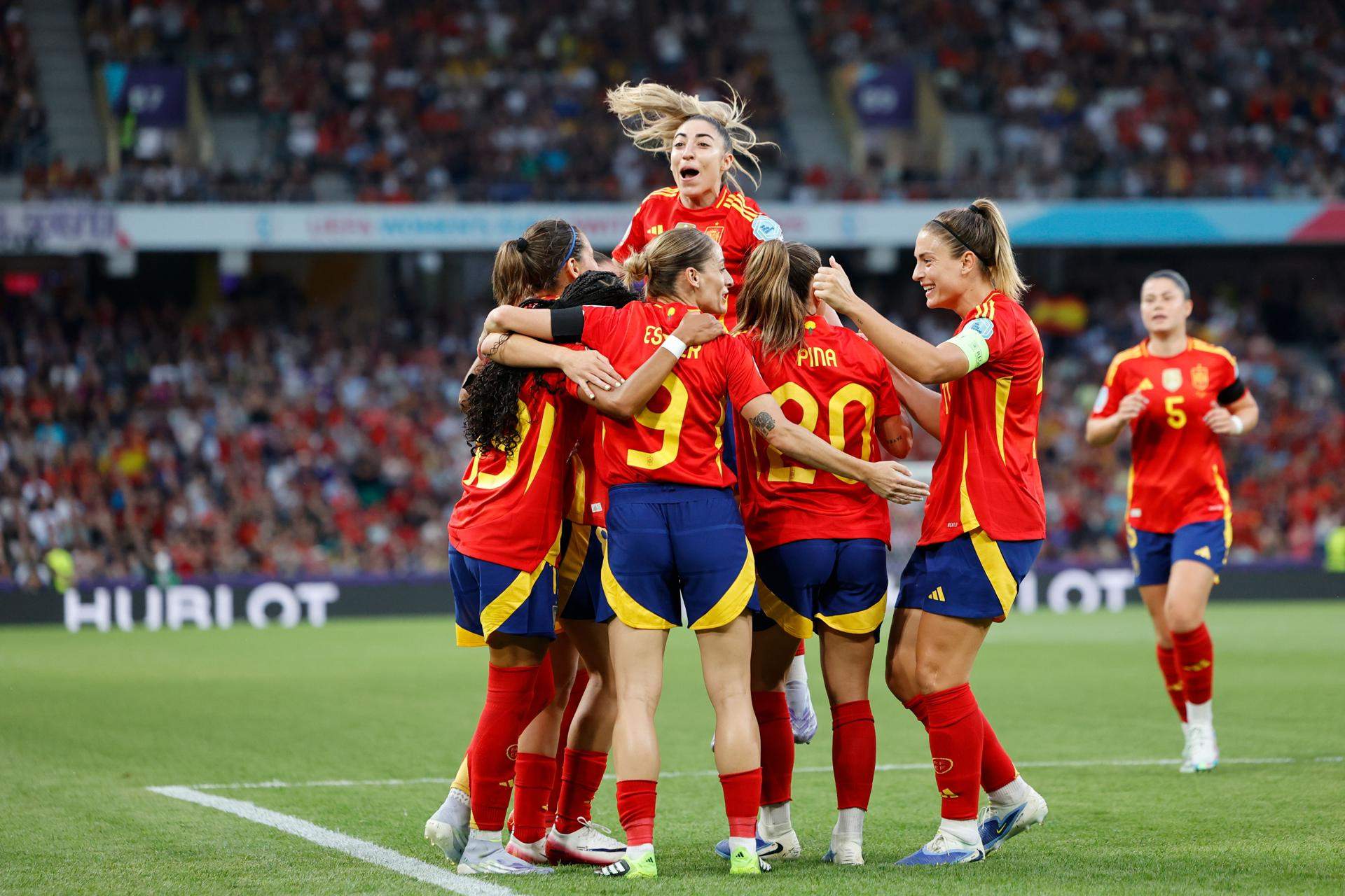 La selecció espanyola debuta a l'Eurocopa femenina donant-se un homenatge contra Portugal (5-0)