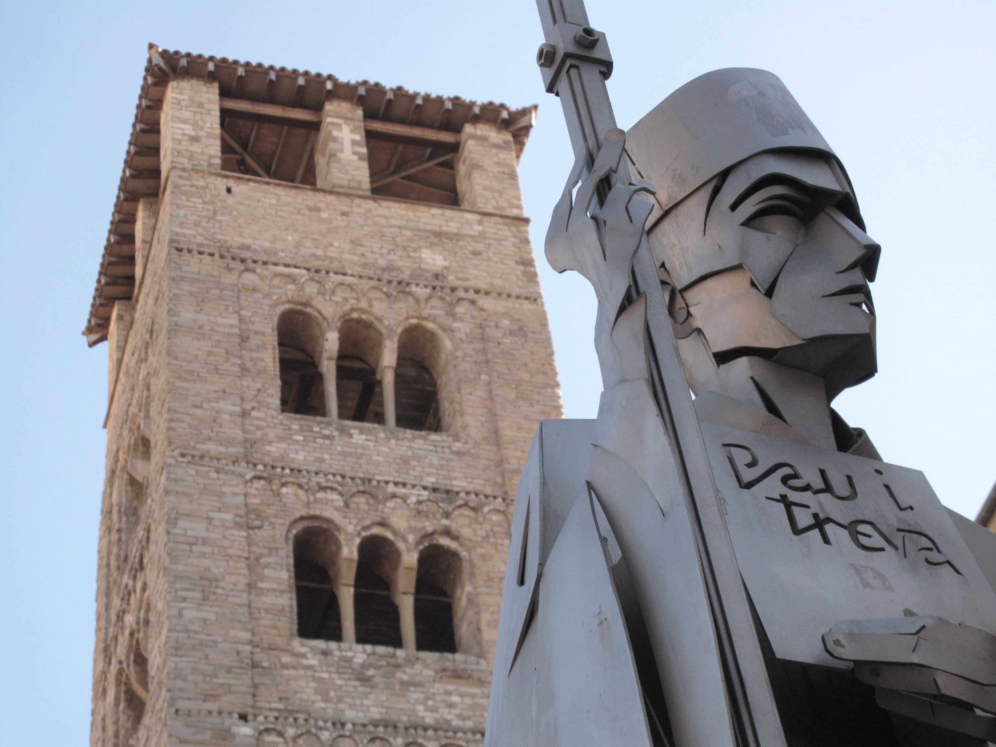 123 Campanar de la catedral i estàtua de l'abat Oliba