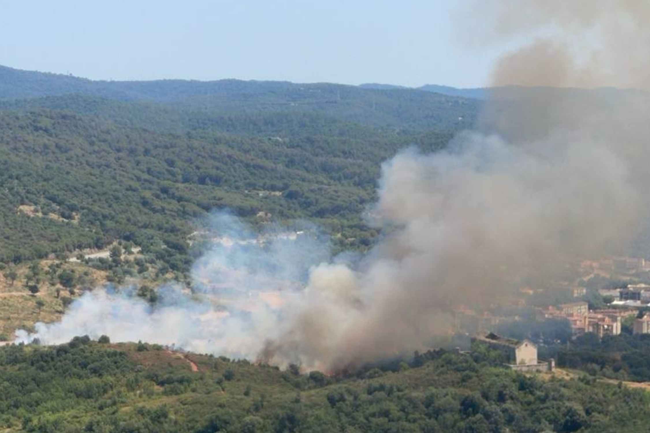 Estabilitzat l'incendi a Girona que ha obligat a confinar la Font de la Pólvora i les Pedreres