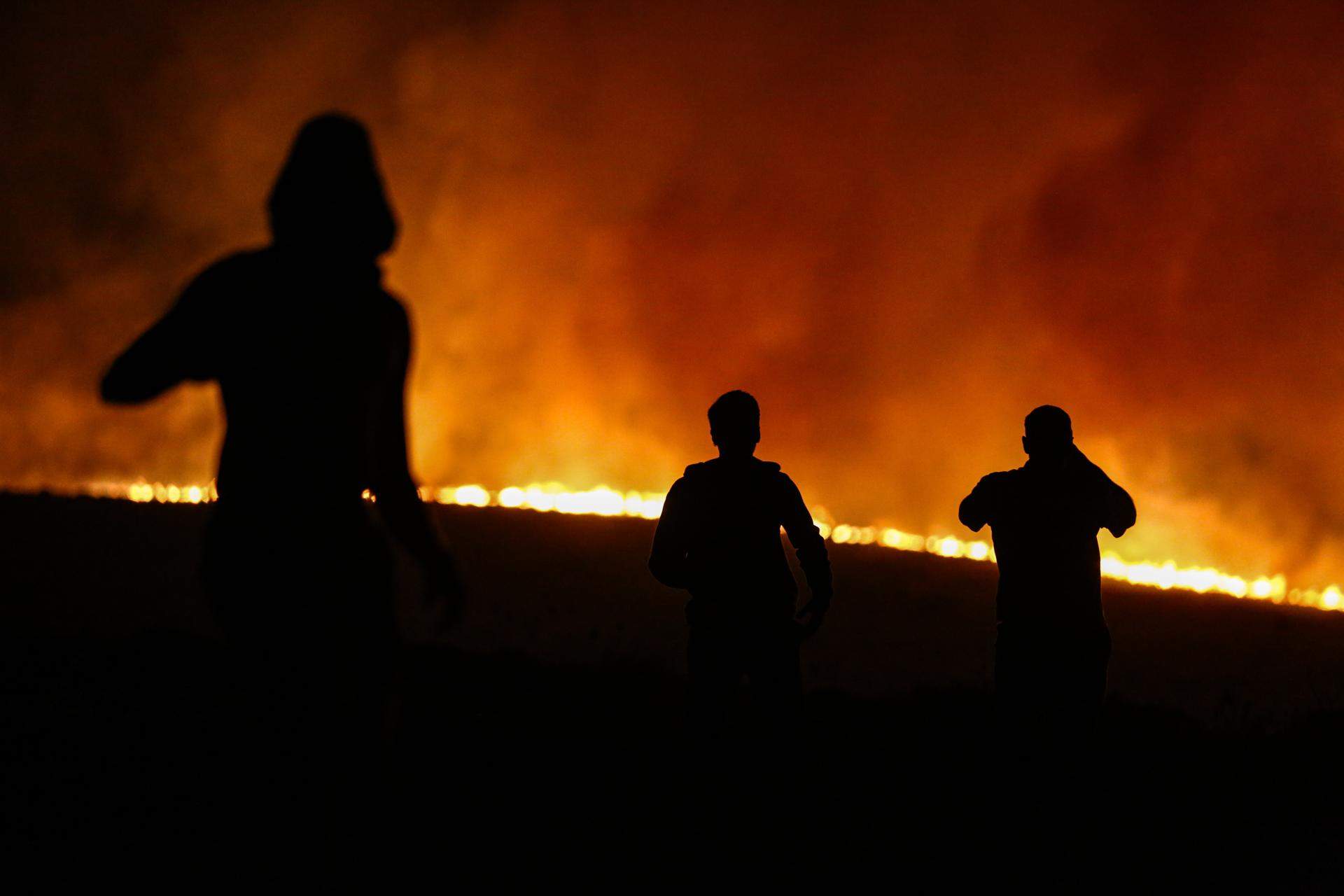 Dos morts i més de 50.000 evacuats pels incendis que cremen Turquia