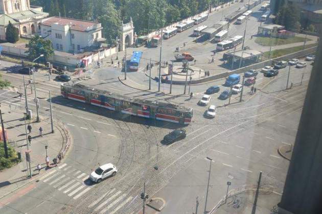 Imatge d'un tramvia aturat al mig de la carretera compartida pels mitjans txecs Imatge d'un tramvia aturat al mig de la carretera compartida pels mitjans txecs