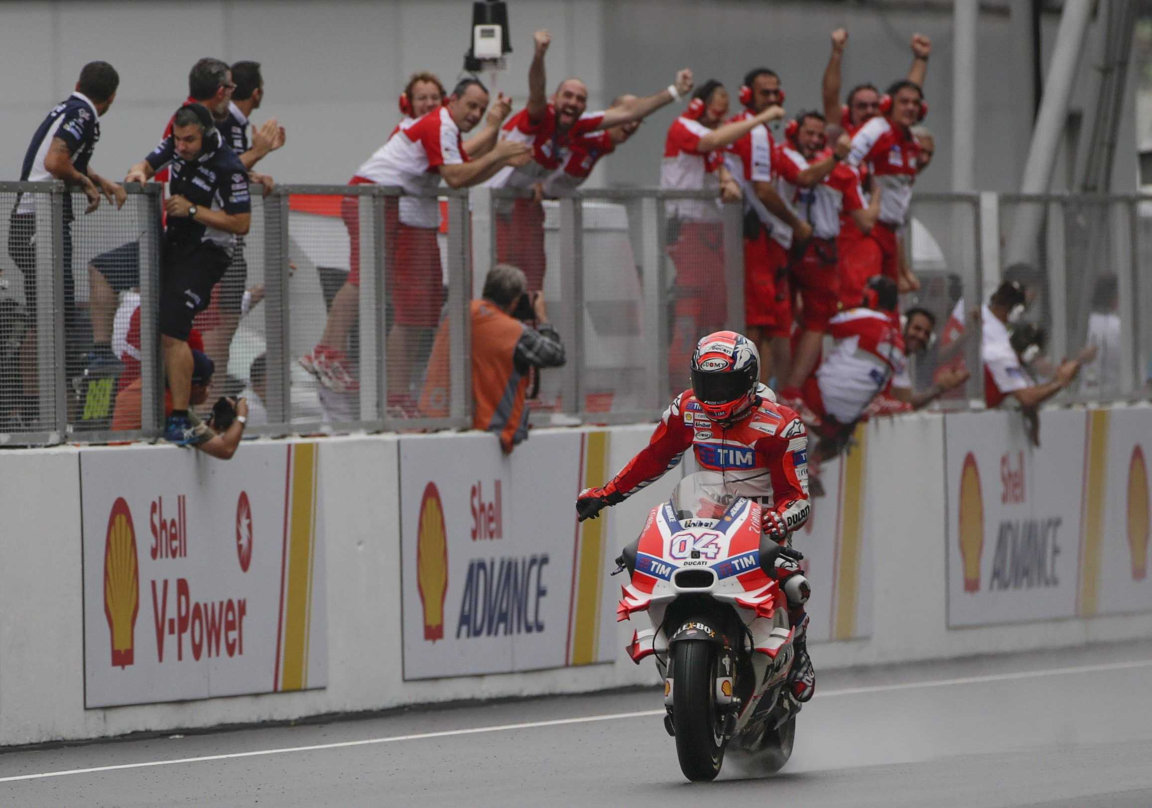 Dovizioso marca un nou rècord guanyant sota la pluja de Malàisia