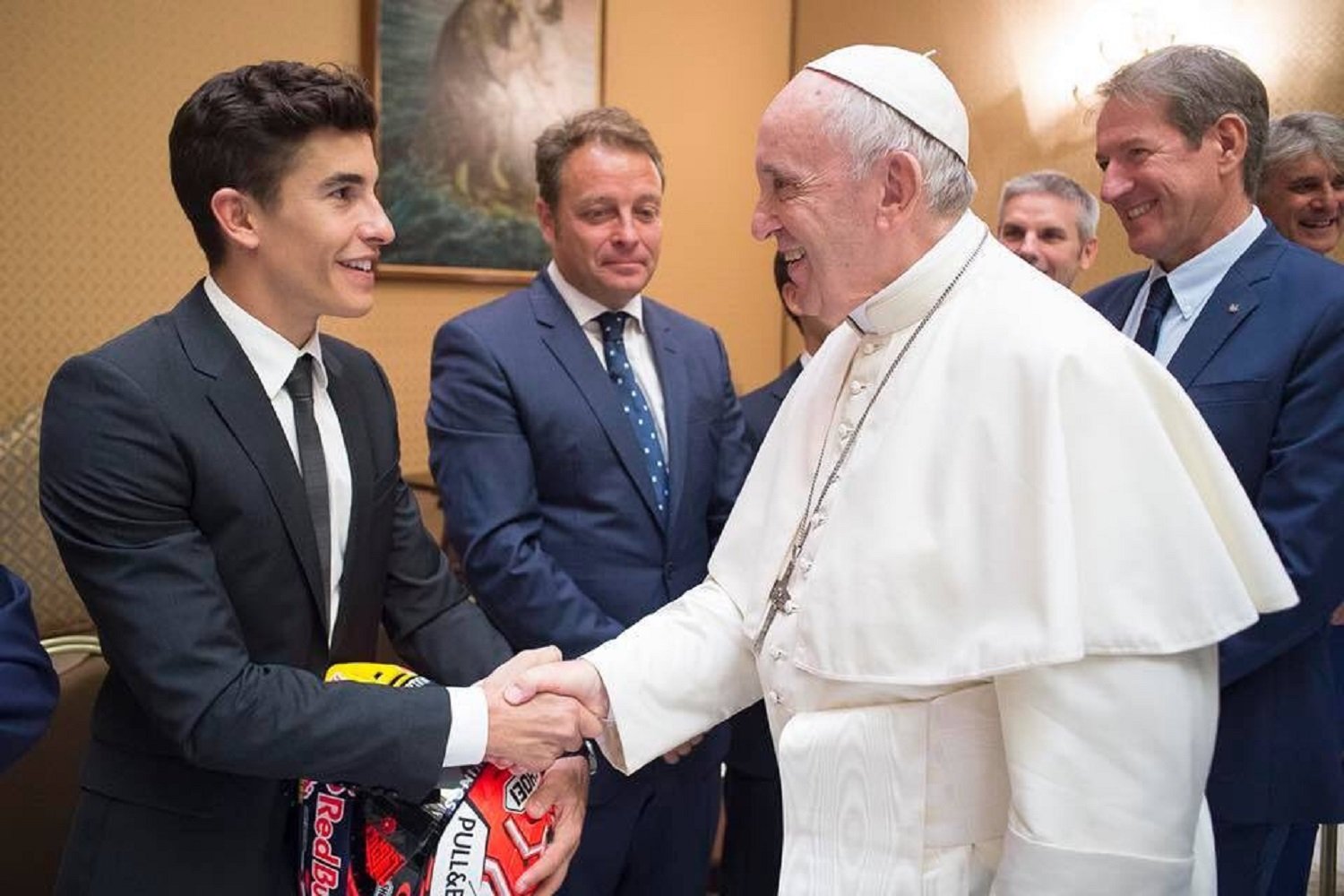 Marc Márquez sorprèn el Papa amb un regal carregat de risc