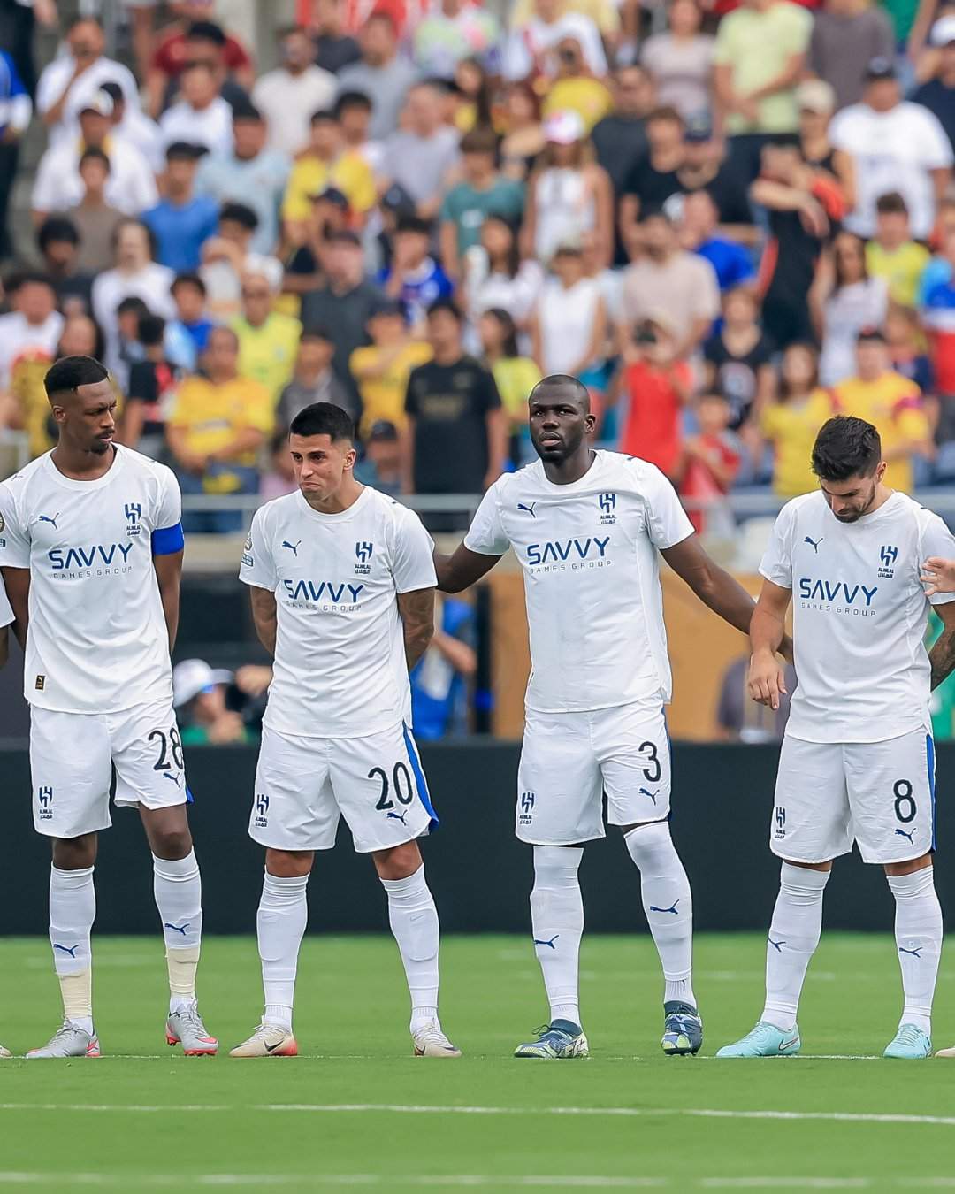 João Cancelo i Rubén Neves esclafeixen a plorar durant el minut de silenci en memòria de Diogo Jota