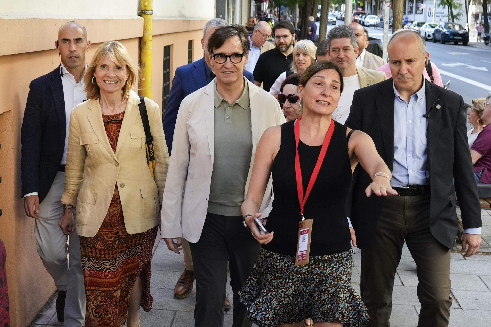Illa rebut amb crits de “Salvador, Salvador!” i Page amb clams de “miserable” i "traïdor"