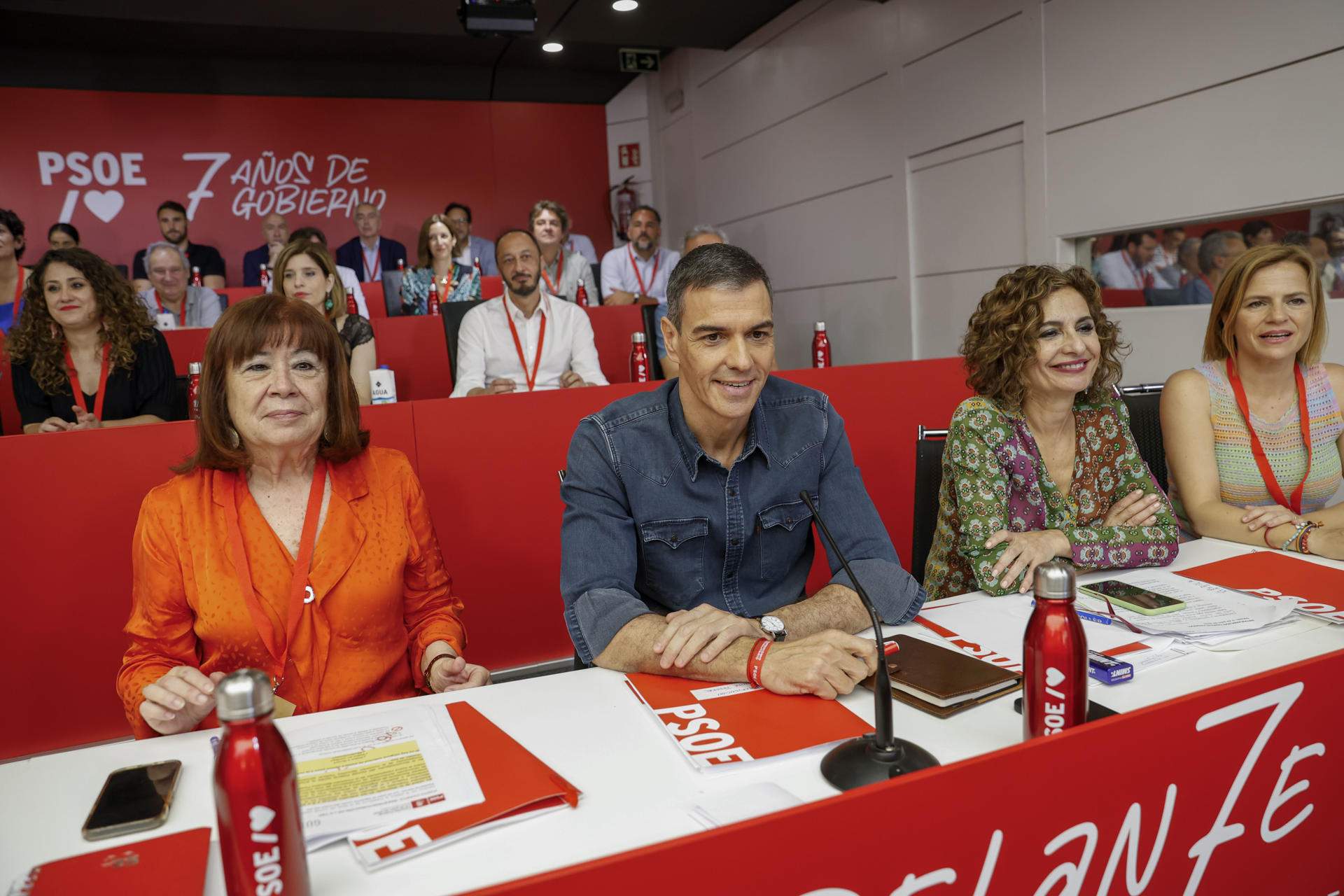 Sánchez elude su responsabilidad por el caso Cerdán: "El capitán se queda para encarar el temporal"