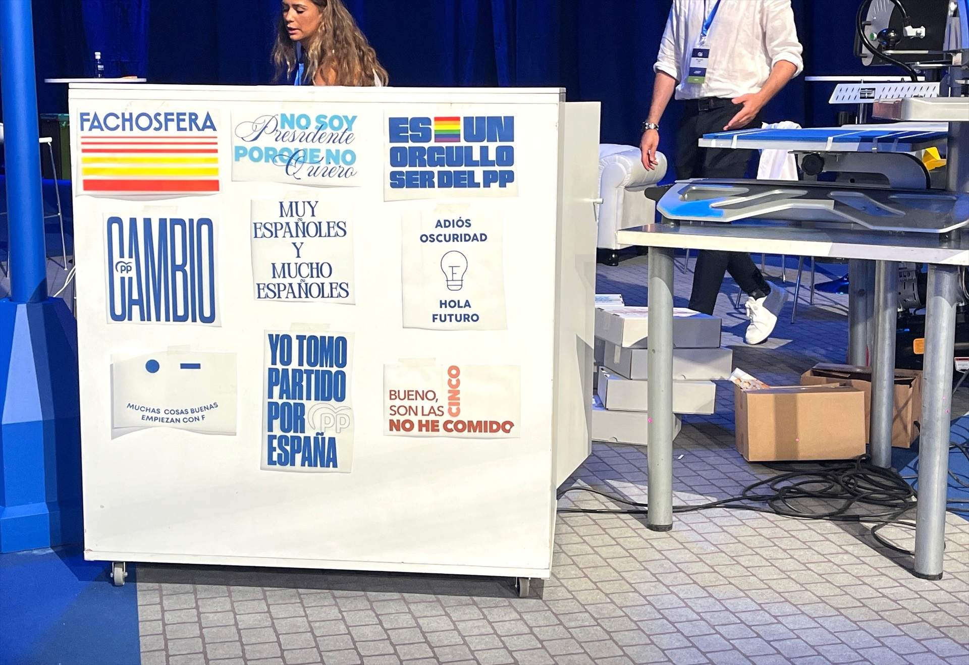 El PP tira de ironía y vende camisetas con frases míticas de Sánchez: "Fachosfera", "Son las 5 y no he comido"