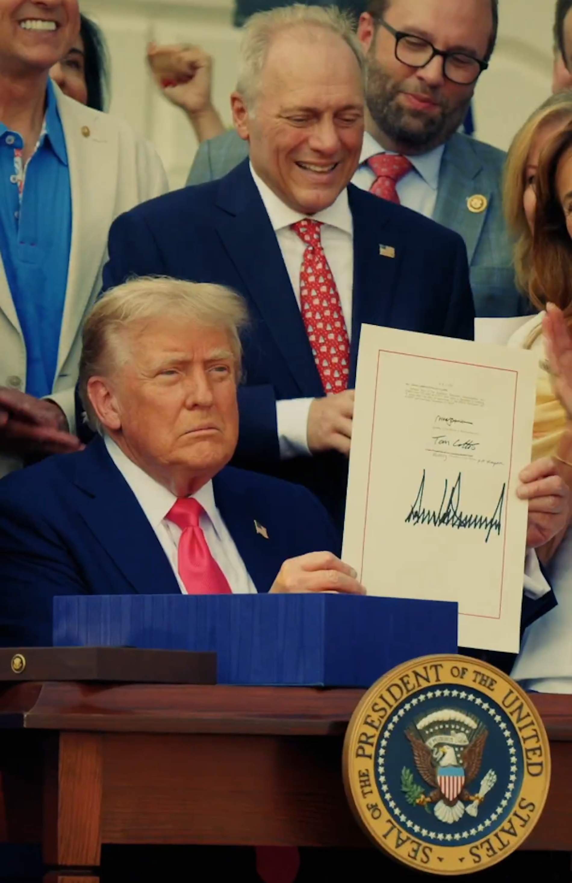 Trump tiene el 4 de julio soñado: firma su "gran y bonita ley" y lo celebra con fuegos artificiales