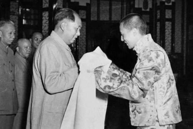 Un joven Dalai Lama se saluda con Mao Zedong / Wikipedia Un joven Dalai Lama se saluda con Mao Zedong / Wikipedia