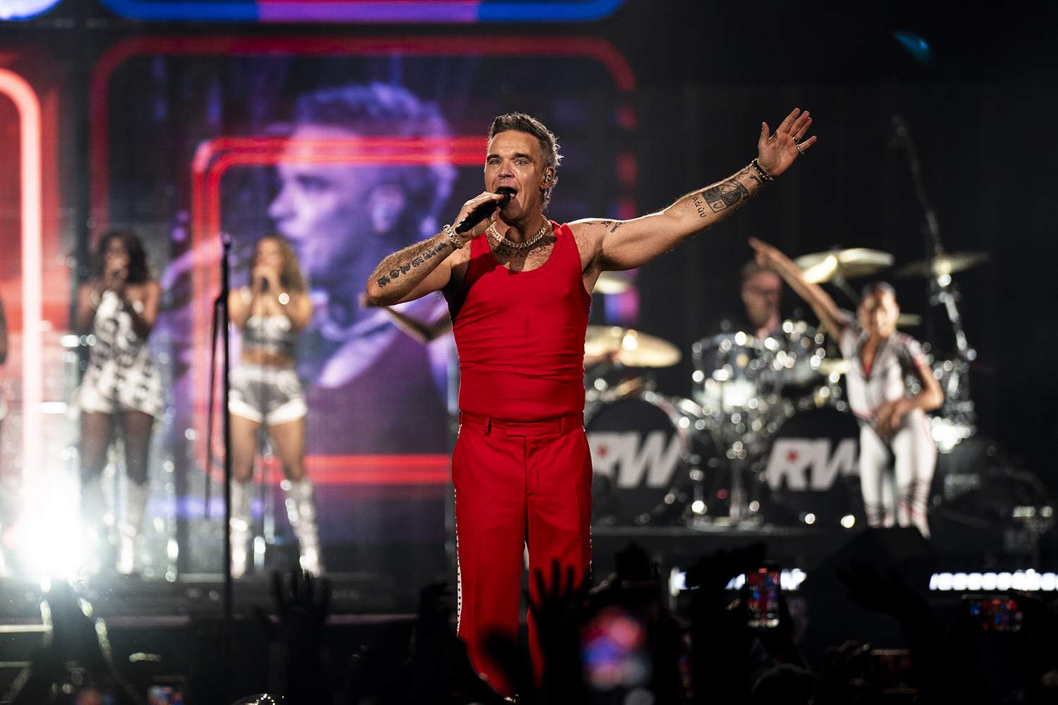 Una noche de terapia colectiva en Cornellà con Robbie Williams