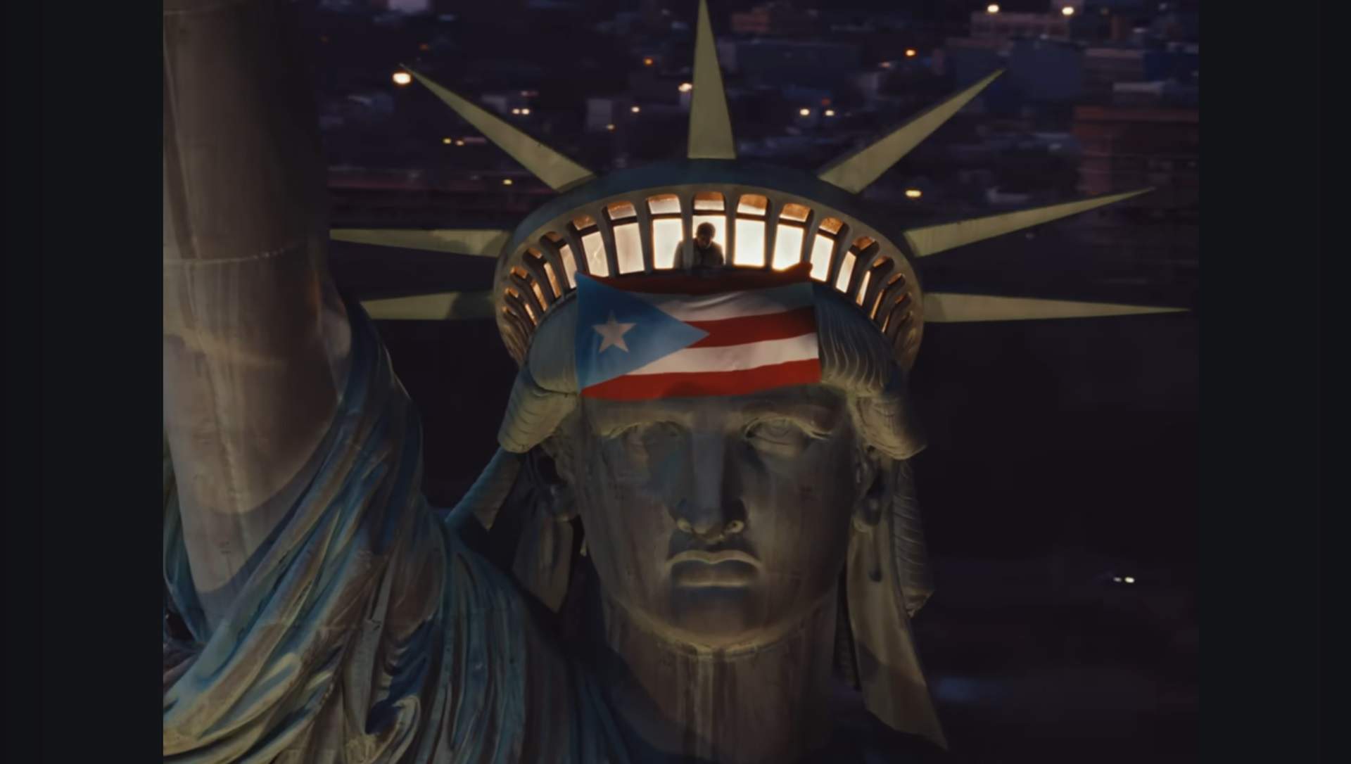 Bad Bunny aconsegueix al videoclip de 'Nuevayol' el "perdó" de Trump als immigrants dels EUA