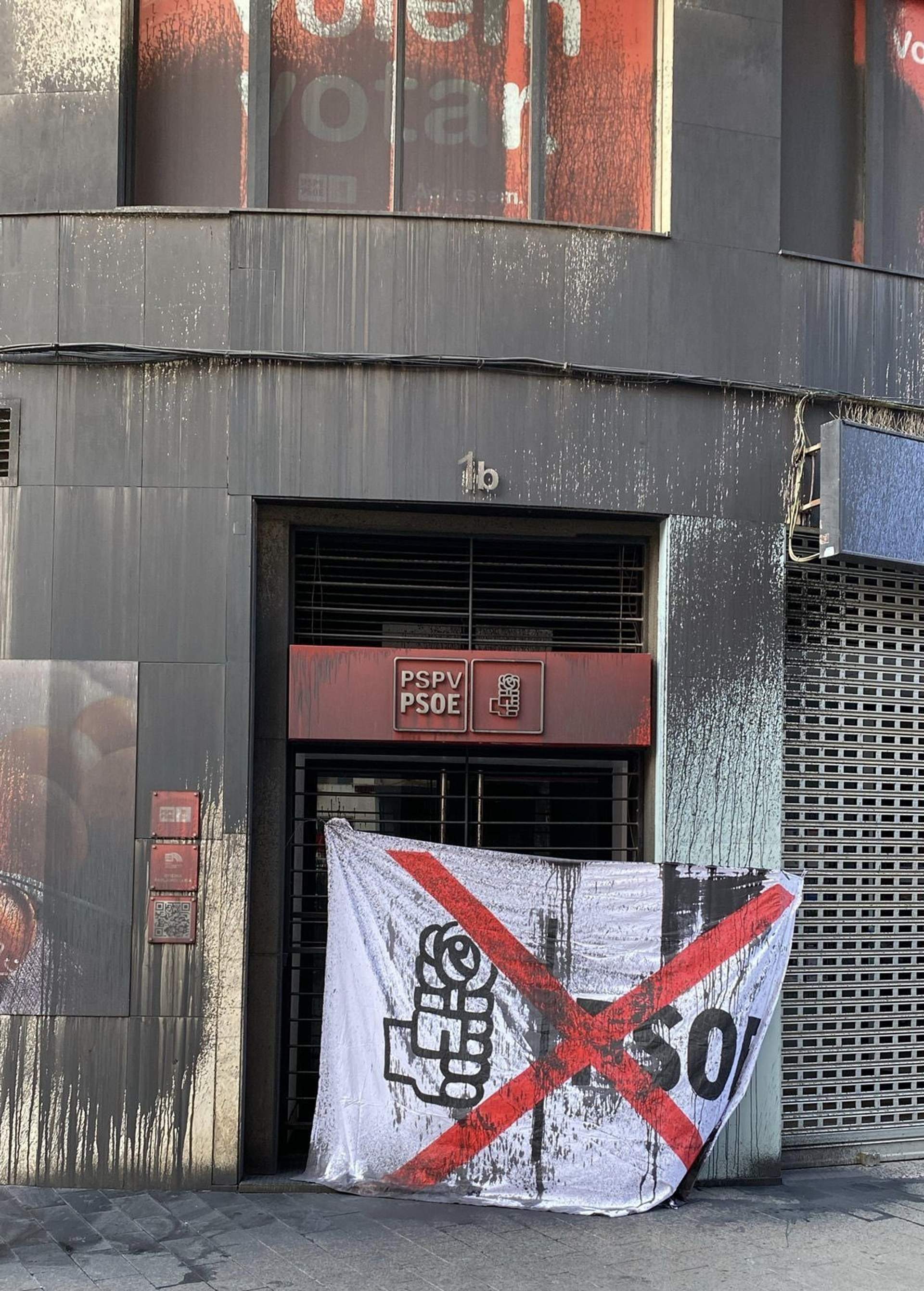 Vandalitzen la seu del PSOE a València amb pintura negra i un llençol amb el logo del partit ratllat