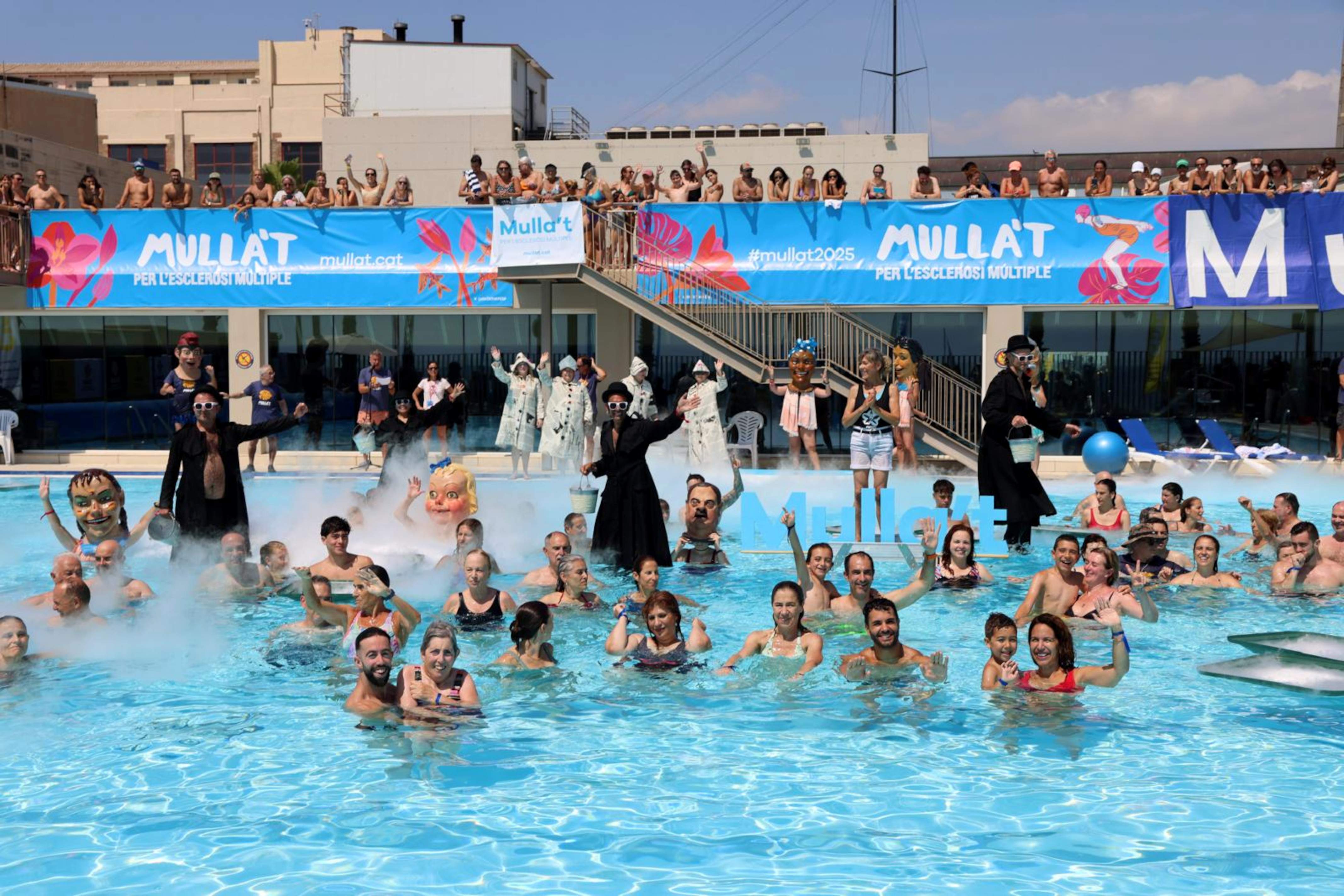 Miles de personas se "mojan" por la esclerosis múltiple en medio millar de piscinas en toda Catalunya