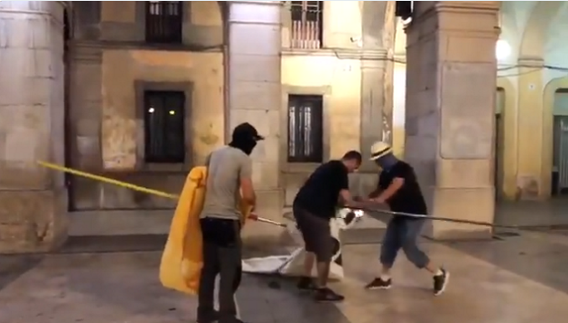 Vídeo: Ultras encapuchados arrancan pancartas de "Democracia" y presos en Vilanova