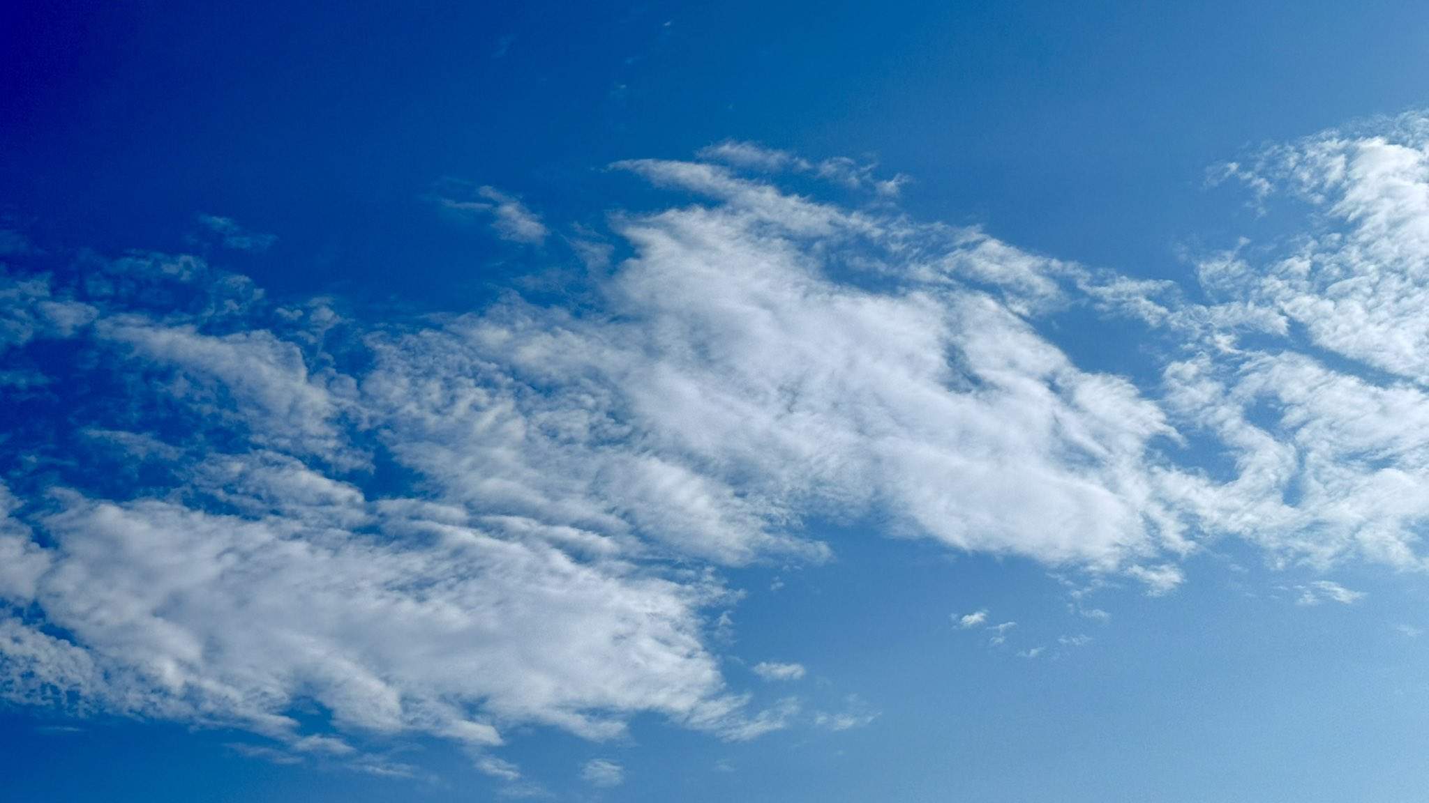Bajada brusca de las temperaturas en Catalunya: viento intenso y fuertes aguaceros en la costa
