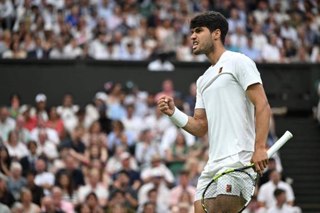 Carlos Alcaraz celebra un punto en Wimbledon / Foto: EFE Carlos Alcaraz celebra un punto en Wimbledon / Foto: EFE