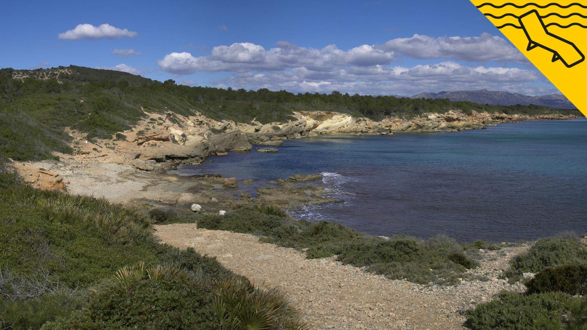 La platja natural a Catalunya que et deixarà bocabadat amb la seva petita illa rocosa