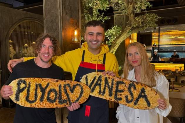 Carles Puyol y Vanesa Lorenzo con el regalo / Instagram Carles Puyol y Vanesa Lorenzo con el regalo / Instagram