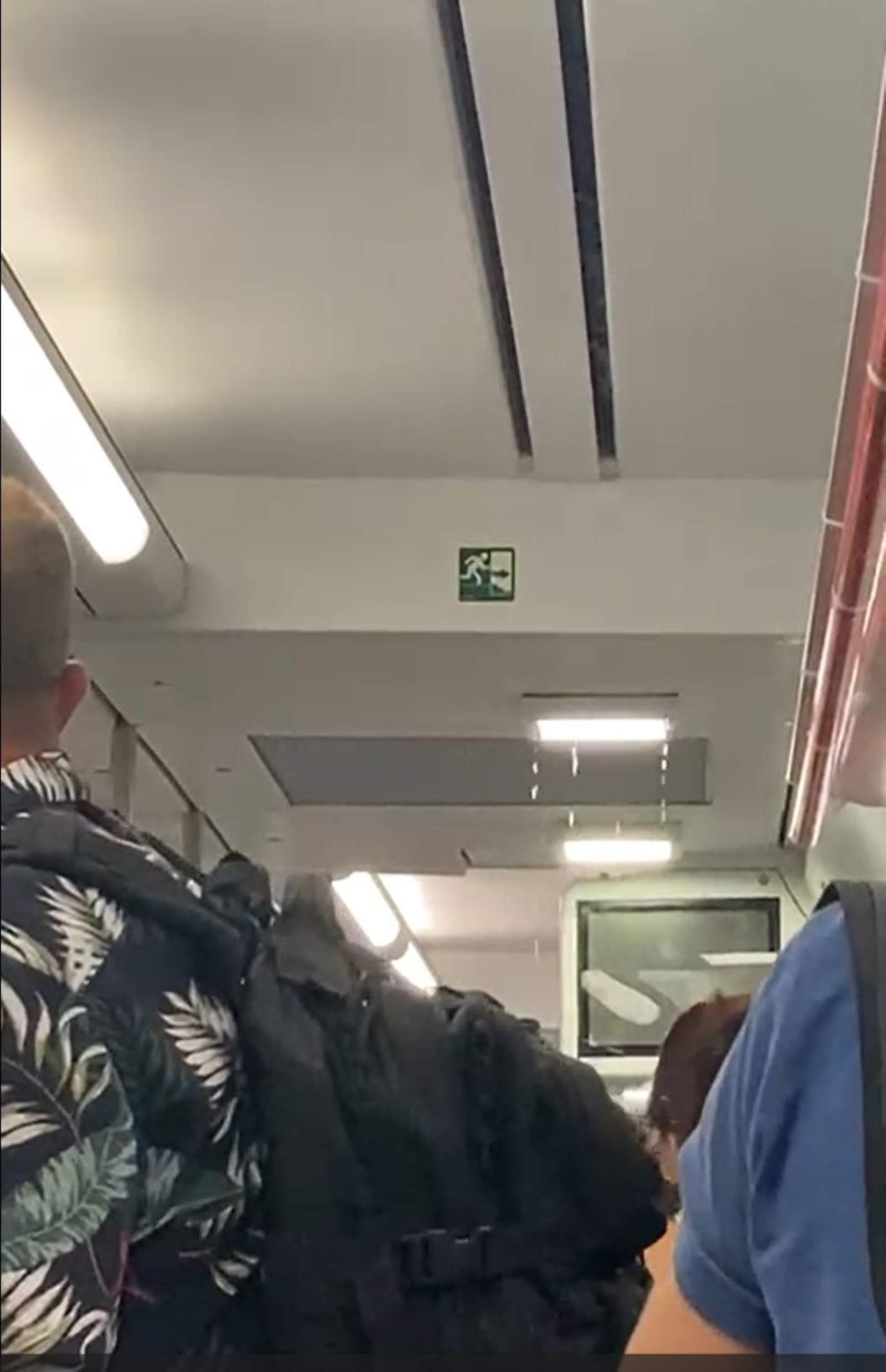 Malestar entre els usuaris de Rodalies per goteres en un comboi de la línia R1 | VÍDEO