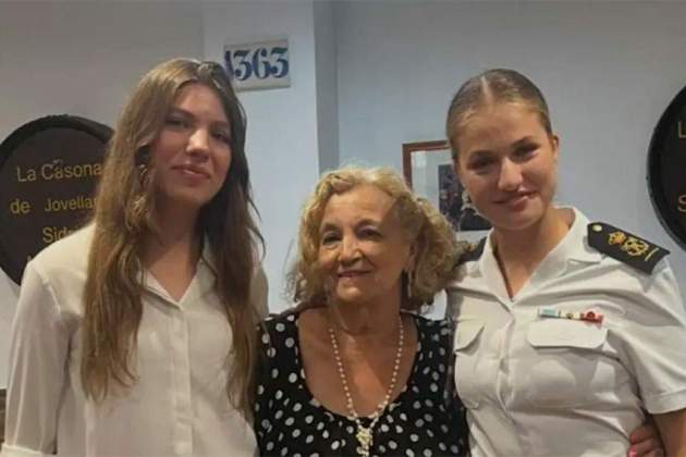 Sofia i Elionor a La Casona de Jovellanos, amb la propietària, Luisa Acera / Instagram Sofia i Elionor a La Casona de Jovellanos, amb la propietària, Luisa Acera / Instagram
