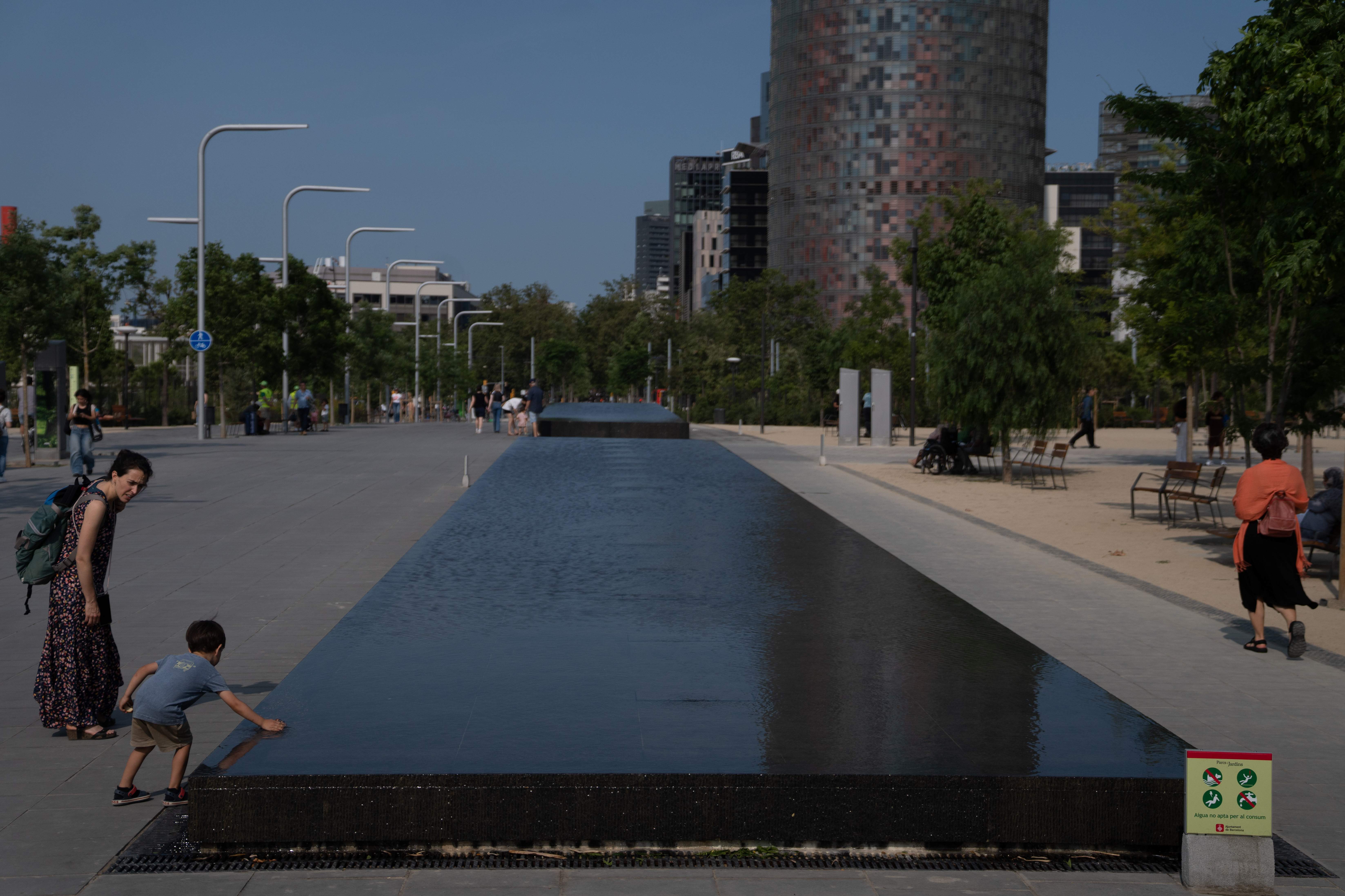 El Ayuntamiento de Barcelona cierra el Mirall d'aigua de les Glòries para evitar que la ciudadanía se bañe